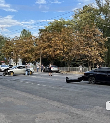 В Кривом Роге произошло тройное ДТП: где затруднено движение