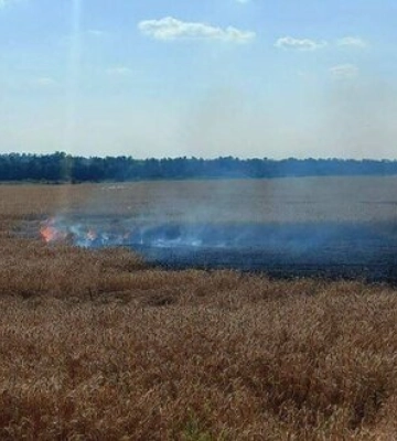 Удень росіяни двічі атакували Дніпропетровщину: виникла пожежа