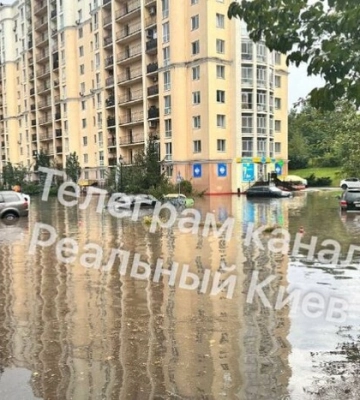 Машини вже пливуть: у Києві серед осені літня гроза затопила вулиці, відео