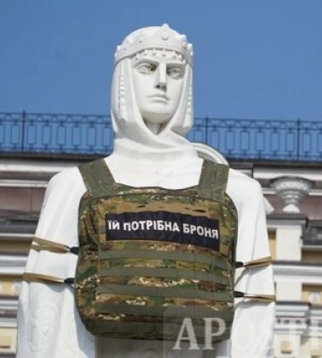Памятник княгини Ольге на Михайловской площади нарядили в бронежилет. ФОТОрепортаж