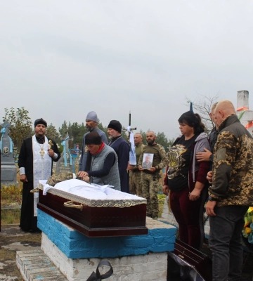 Осиротіли троє синів: на Маневиччині попрощалися з Героєм Іваном Гайдучиком