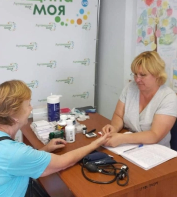 У Львові переселенці з Луганщини можуть отримати консультації психолога та кардіолога та зробити аналіз крові