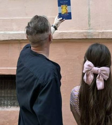 «А хто це з бантіком?». Сергій Жадан заінтригував фото з дівчиною, схожою на Христину Соловій біля будинку Целана у Чернівцях