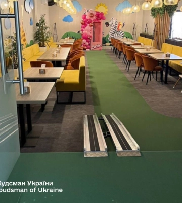 В Ужгороді дитину на інвалідному візку не пустили до розважального центру: омбудсман відреагував