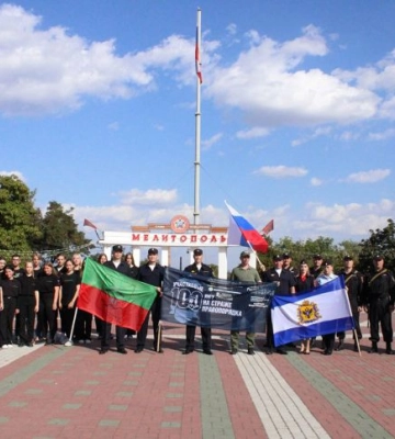 Россияне притащили в Мелитополь &quot;памятную&quot; тряпку и засветили подполковника полиции оккупантов 