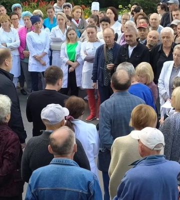 Чорнобильці у Сумах протестують проти об’єднання диспансеру радіаційного захисту з іншими лікарнями Чорнобильці у Сумах протестують проти об’єднання диспансеру радіаційного захисту з іншими лікарнями