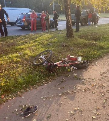 У Харкові водій BMW збив на смерть велосипедистку і загинув сам 