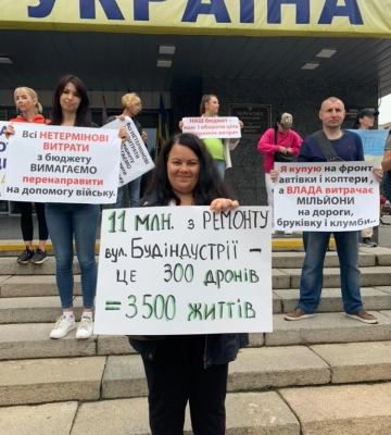 &quot;Спрямуйте мільйони на дрони&quot;: у Черкасах мітинг під міськрадою