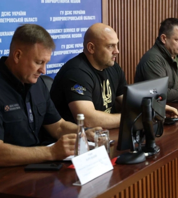 Руководитель ДнепрОВА Лысак и мэр Днепра Филатов ко Дню спасателя наградили работников ГСЧС города и области