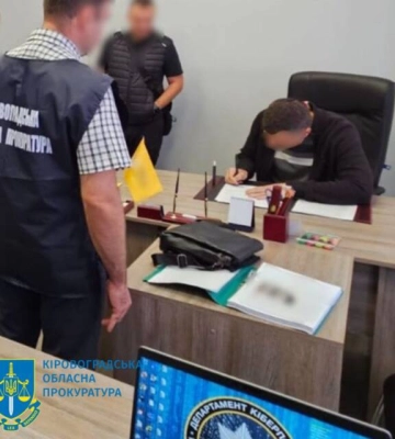 На Кіровоградщині трьох поліцейських підозрюють у незаконному обшуку та арешті