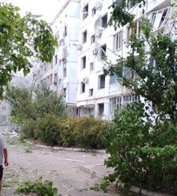 Російська авіабомба не долетіла до правобережжя Херсонщини та впала на житловий квартал окупованої Нової Каховки. ВІДЕО+ФОТОрепортаж