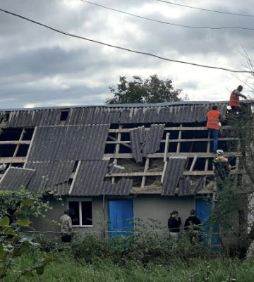 На Хмельниччині внаслідок падіння уламків ворожих “шахедів” є руйнування
