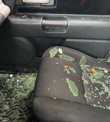 Відомому співаку з Волині вночі побили скло в автомобілі. ФОТО.
