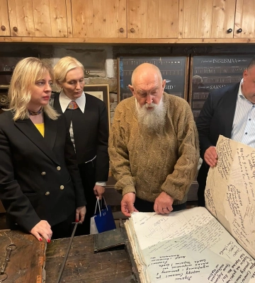 В Естонії 76-річний українець створює рукописну книгу про героїв війни