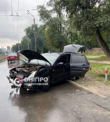 У Дніпрі на Яворницького Ford вилетів із дороги: відео моменту