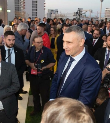 Кличко та мер Берліна Веґнер обговорили створення в Києві інноваційного центру протезування для захисників