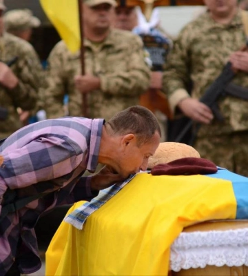 Подвійна втрата: у Рівному попрощалися із полеглими на фронті захисниками (ВІДЕО)