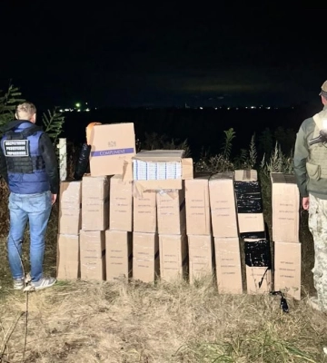 Майже 20 ящиків сигарет покинули невідомі поблизу кордону з Угорщиною на Закарпатті