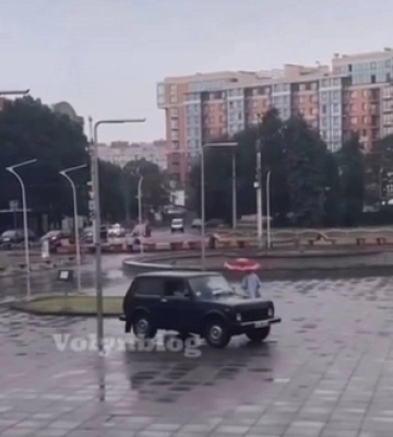 У Луцьку біля «Променя» авто розсікало тротуаром (відео)