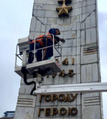 Демонтаж “радянщини” з обеліска “Місто-герой Київ” на Галицькій площі завершується, - КМДА