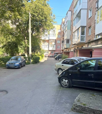 Зірвав прикраси на майже 25 тис грн та втік: у центрі Рівного чоловік обікрав пенсіонера