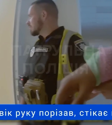 У Луцьку патрульні допомогли чоловіку, який сильно порізав собі руку