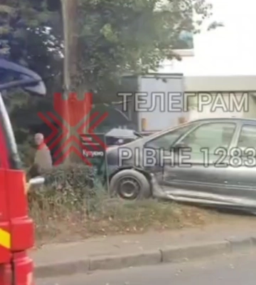 Авто у Рівному врізалося в дерево (ВІДЕО)