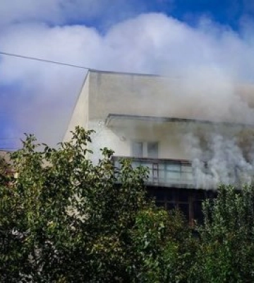 Евакуювали 6 людей та захистили майно власників: в Ужгороді пожежа
