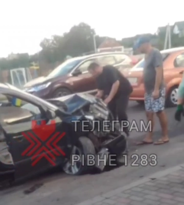 «Всі цілі? Скору визвали?» Біля магазину у Басовому Куті сталася ДТП (ВІДЕО)