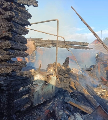 Поліція Сумщини показала наслідки ворожих ударів: два будинки згоріло 