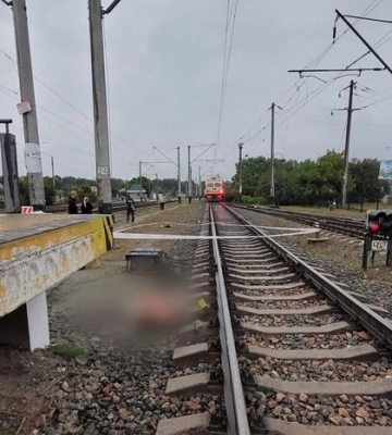 Поліція Київщини встановлює обставини загибелі 17-річної дівчини під колесами потягу