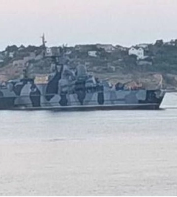 З’явилося фото російського корабля Самум, імовірно, після атаки дрона СБУ. Його буксують у Севастополі
