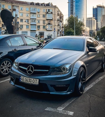 Современная классика: в Киеве заметили редкий и мощный спорткар Mercedes-Benz 