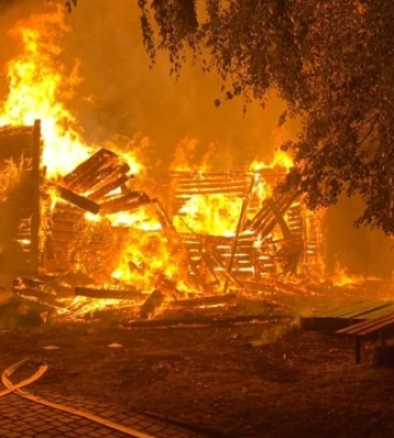 У Рівненському районі вщент згоріла дерев`яна церква
