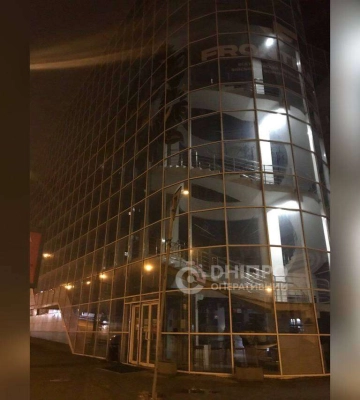 В Днепре двое мужчин выясняли отношения возле ТРЦ "Приозерный": видео