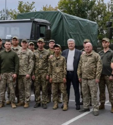 Порошенко передав партію техніки кільком бригадам Сил Оборони