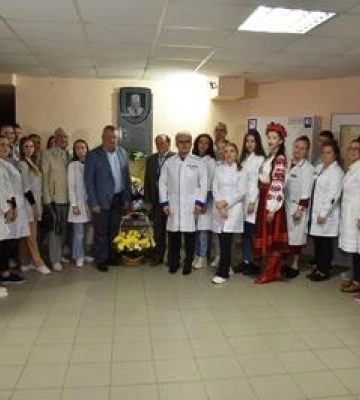 У Полтаві відкрили меморіальну дошку фундатору терапевтичної школи області Максиму Дудченку