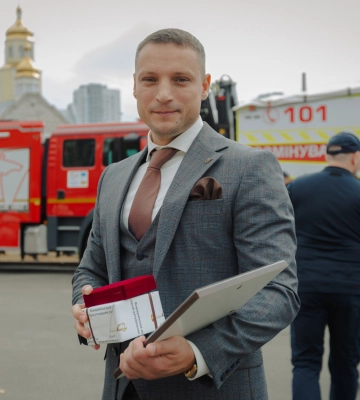 Герой-рятувальник: Богдан Сергєєв врятував двох дівчат з-під завалів (відео)