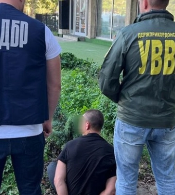 На Закарпатье пограничника-переправщика задержали на взятке