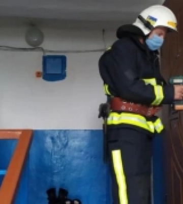 Острог: за замкненими дверима квартири виявили мертву жінку