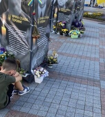 Хлопець плаче біля світлини свого полеглого брата &quot;Гріна&quot; Єгора Мухи. ФОТО