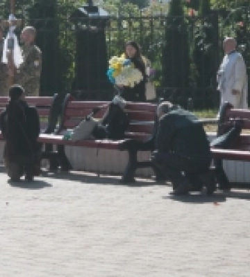 У Луцьку на колінах провели в останню путь двох загиблих на Запоріжжі захисників