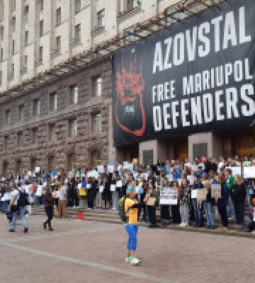 Під КМДА на мітингу за витрату грошей “не на бруківку, а на ЗСУ” затримали активіста