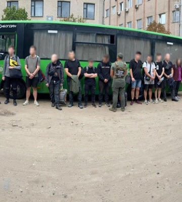 До Молдови — у причепі із зерном: на Одещині затримали 18 ухилянтів