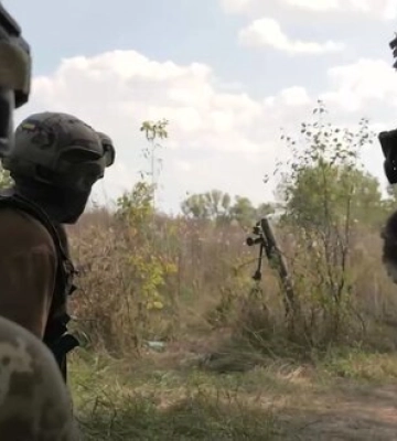 Прикордонники з міномета уразили укріплену позицію окупантів на Харківщині. ВIДЕО