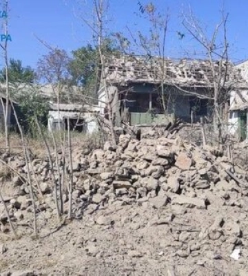 Росіяни атакували багатоквартирний будинок у Бериславі, постраждала жінка. ФОТО