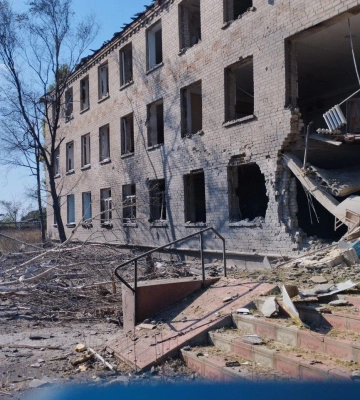 Окупанти обстріляли Бериславський район: зруйновано сільський ліцей, у місті пошкоджено 15 будинків (ФОТО)