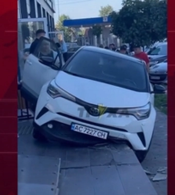 У Луцьку Toyota влетіла в «Яровицю» (відео)