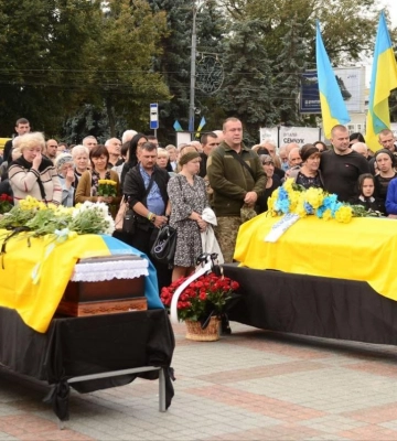 На багатостраждальному майдані Незалежності у Рівному попрощалися з двома Захисниками України