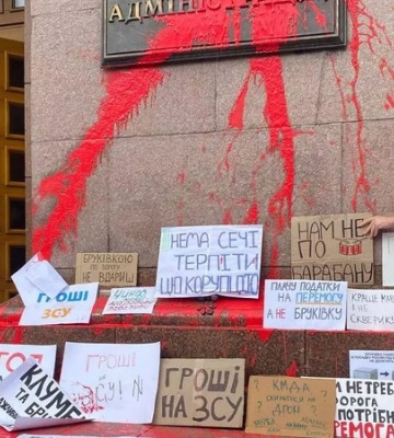 Під КМДА на мітингу за витрату грошей “не на бруківку, а на ЗСУ” затримали активіста